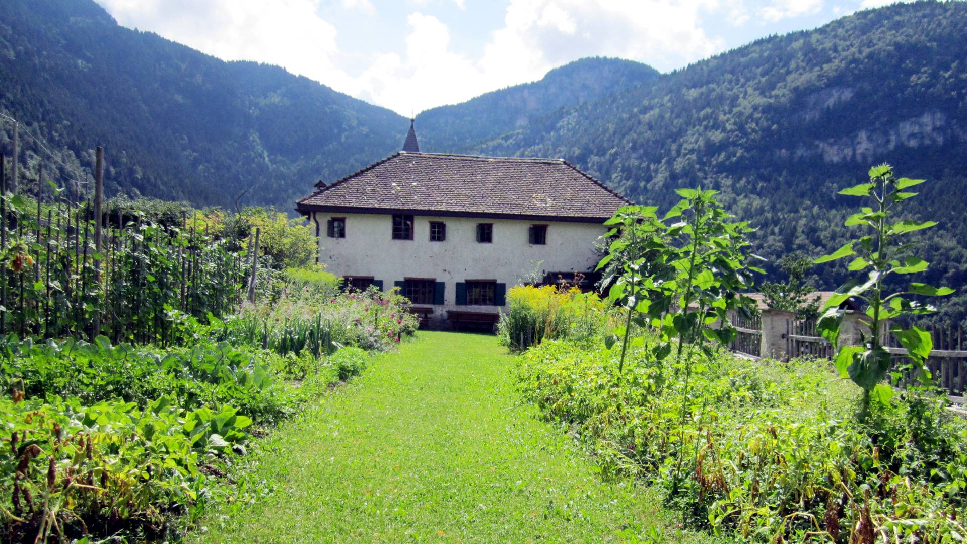 Klostergarten Gschnon mit Blick auf die Dolomiten