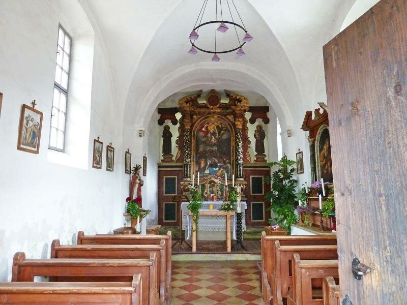 Innenraum der Klosterkirche Gschnon mit barockem Altar