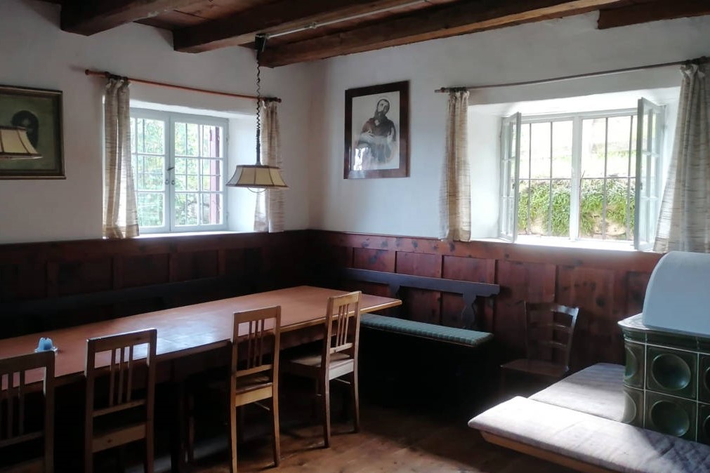 Refektorium im Kapuzinerkloster Gschnon – gemütlicher Speisesaal